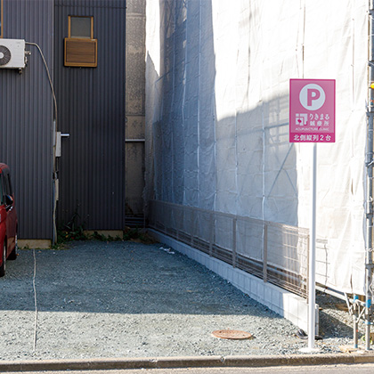 店舗向かい砂利駐車場